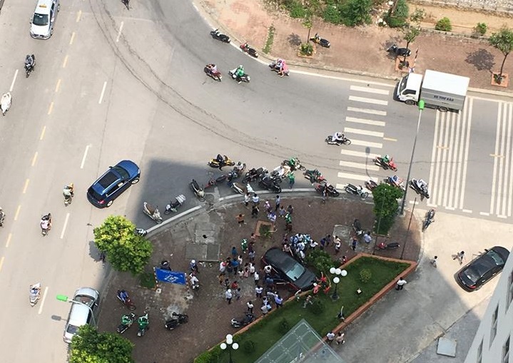 Chiếc Mazda 3 mất lái đâm vào bồn cây trước một chung cư ở Cương Kiên