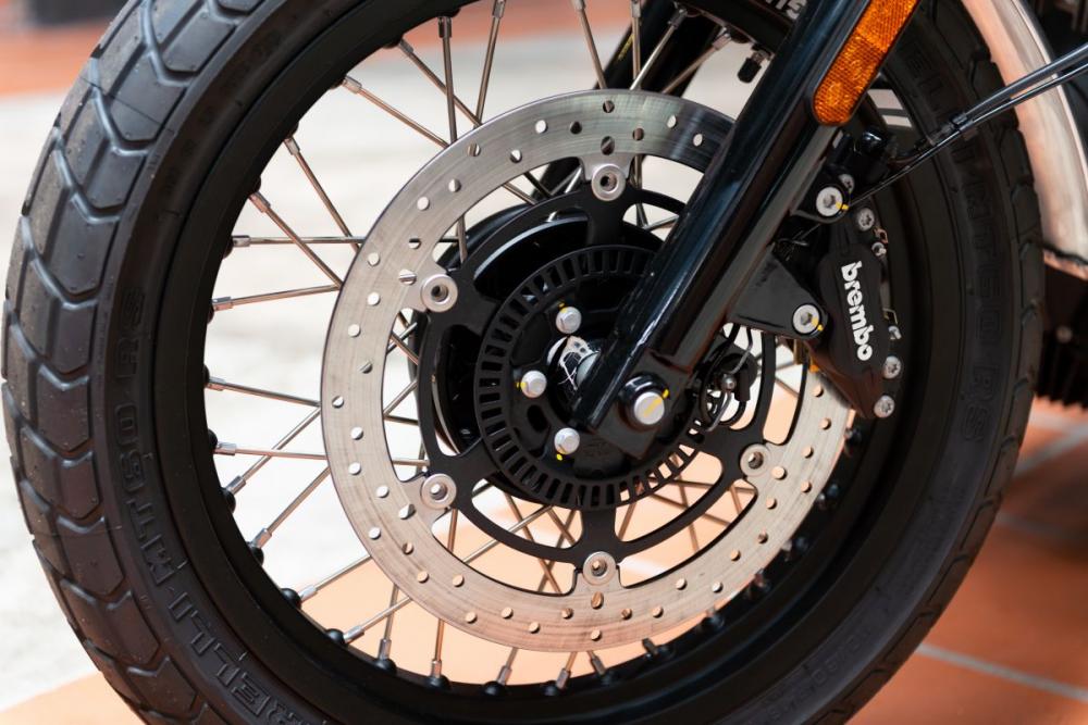Moto Guzzi V7 III Rough được trang bị hề thống chống bó cứng phanh ABS ở cả trước và sau Moto Guzzi V7 III Rough được trang bị hề thống chống bó cứng phanh ABS ở cả trước và sau