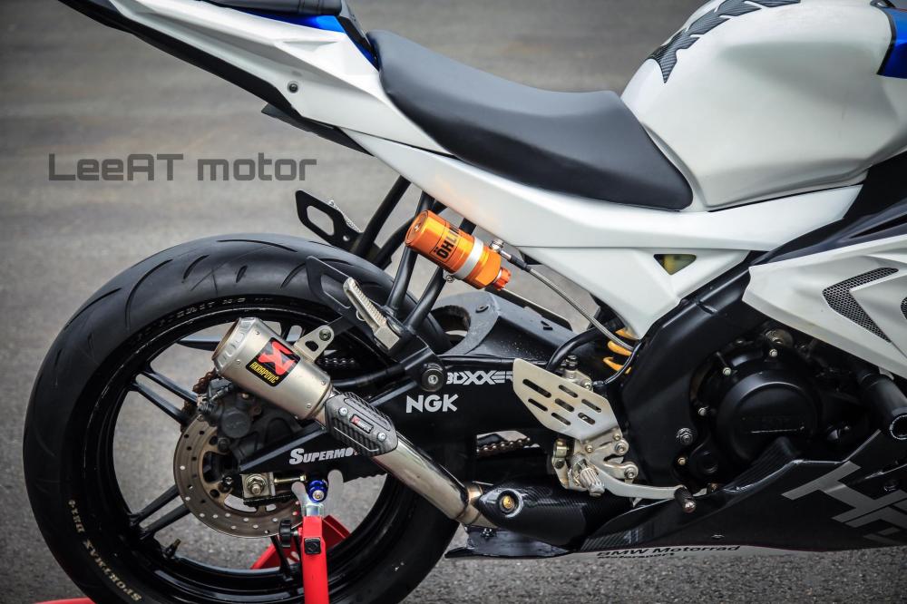 Hệ thống treo sau của xe là giảm xóc lò xo trụ của Ohlins đi kèm bình dầu rời. Ống xả độ của xe mang thương hiệu Akrapovic dạng lon ngắn, cổ xả được trang bị thêm ốp carbon. Hệ thống treo sau của xe là giảm xóc lò xo trụ của Ohlins đi kèm bình dầu rời. Ống xả độ của xe mang thương hiệu Akrapovic dạng lon ngắn, cổ xả được trang bị thêm ốp carbon.