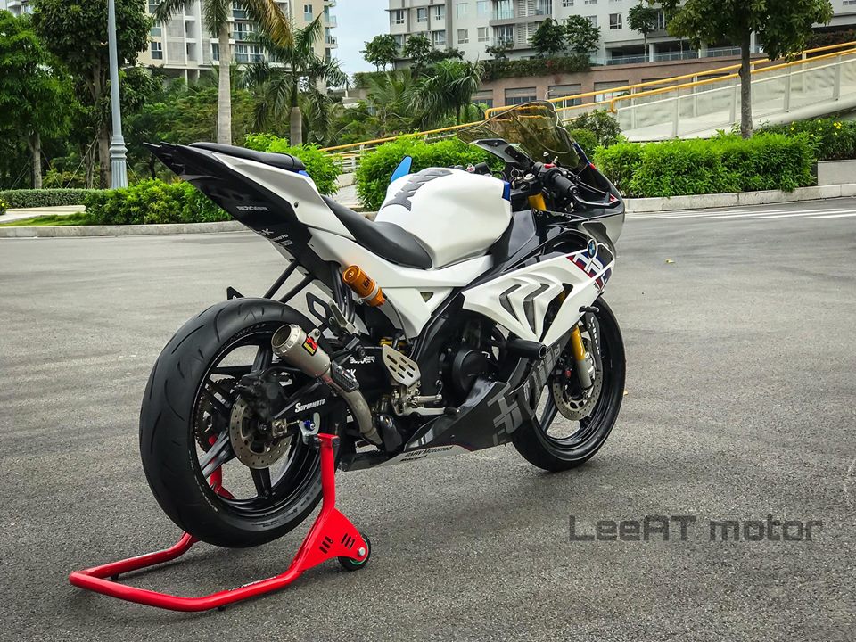 Ở phía sau, đuôi xe được vuốt cao và trang bị đèn hậu của S1000RR. Hơi tiếc là do gắp sau và mâm được giữ nguyên bản nên kích thước lốp vẫn khá nhỏ, chưa tạo được sự hầm hố cho xe. Ở phía sau, đuôi xe được vuốt cao và trang bị đèn hậu của S1000RR. Hơi tiếc là do gắp sau và mâm được giữ nguyên bản nên kích thước lốp vẫn khá nhỏ, chưa tạo được sự hầm hố cho xe.