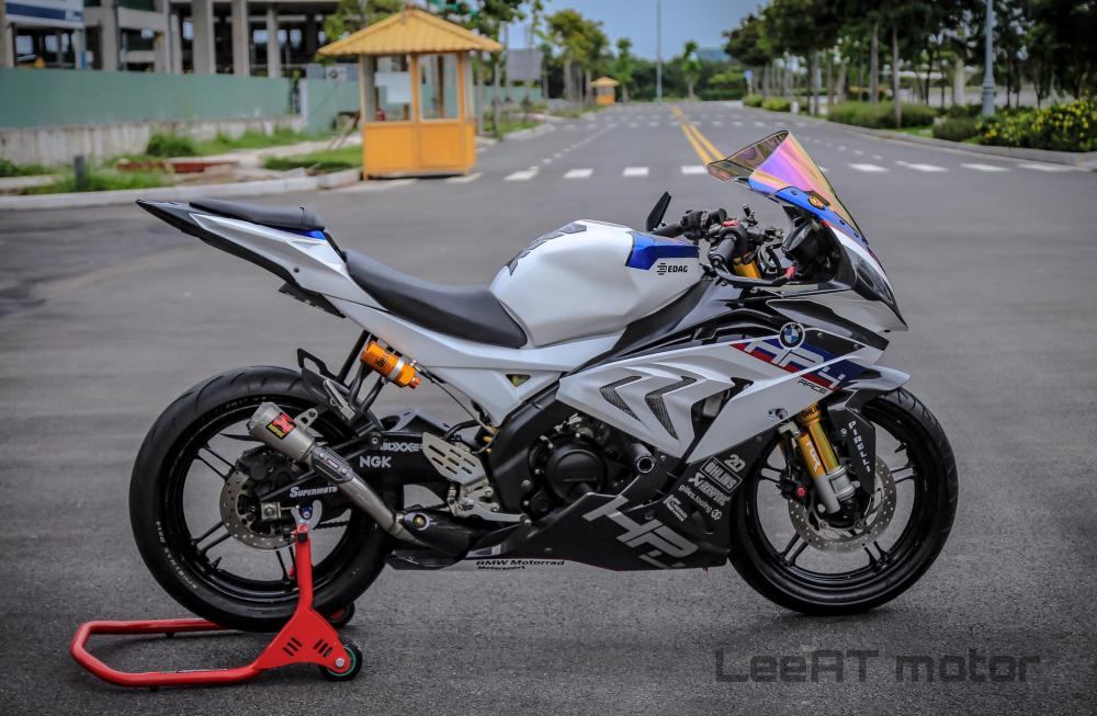 Từ chiếc Yamaha R15 nguyên bản, xưởng độ LEEAT Motor đã làm nên điều kỳ diệu, mang đến cho xe diện mạo hoàn toàn mới không khác gì siêu mô tô HP4 Race bằng cách thay cho xe dàn áo mới và bổ sung rất nhiều trang bị đắt tiền. Từ chiếc Yamaha R15 nguyên bản, xưởng độ LEEAT Motor đã làm nên điều kỳ diệu, mang đến cho xe diện mạo hoàn toàn mới không khác gì siêu mô tô HP4 Race bằng cách thay cho xe dàn áo mới và bổ sung rất nhiều trang bị đắt tiền.