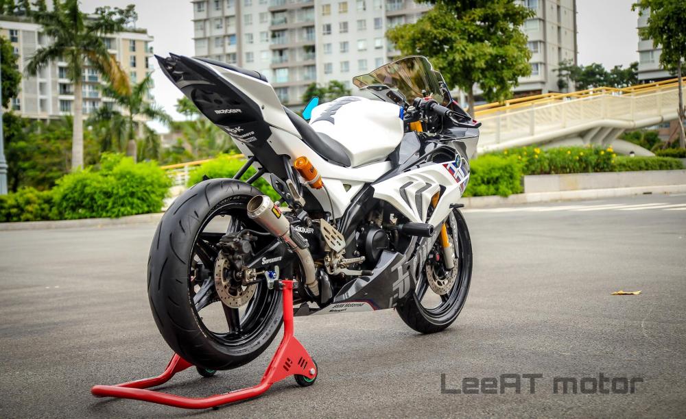 Về tổng thể, chiếc Yamaha R15 V2 sau khi được độ lại có ngoại hình không khác gì một chiếc BMW HP4 Race thực thụ với dàn áo độ và bộ tem HP4 Race chính xác đến từng chi tiết. Dàn yếm hai bên xe cũng có thiết kế bất đối xứng với yếm bên phải dạng mang cá mập, trong khi đó yếm trái có thiết kế mở. Về tổng thể, chiếc Yamaha R15 V2 sau khi được độ lại có ngoại hình không khác gì một chiếc BMW HP4 Race thực thụ với dàn áo độ và bộ tem HP4 Race chính xác đến từng chi tiết. Dàn yếm hai bên xe cũng có thiết kế bất đối xứng với yếm bên phải dạng mang cá mập, trong khi đó yếm trái có thiết kế mở.