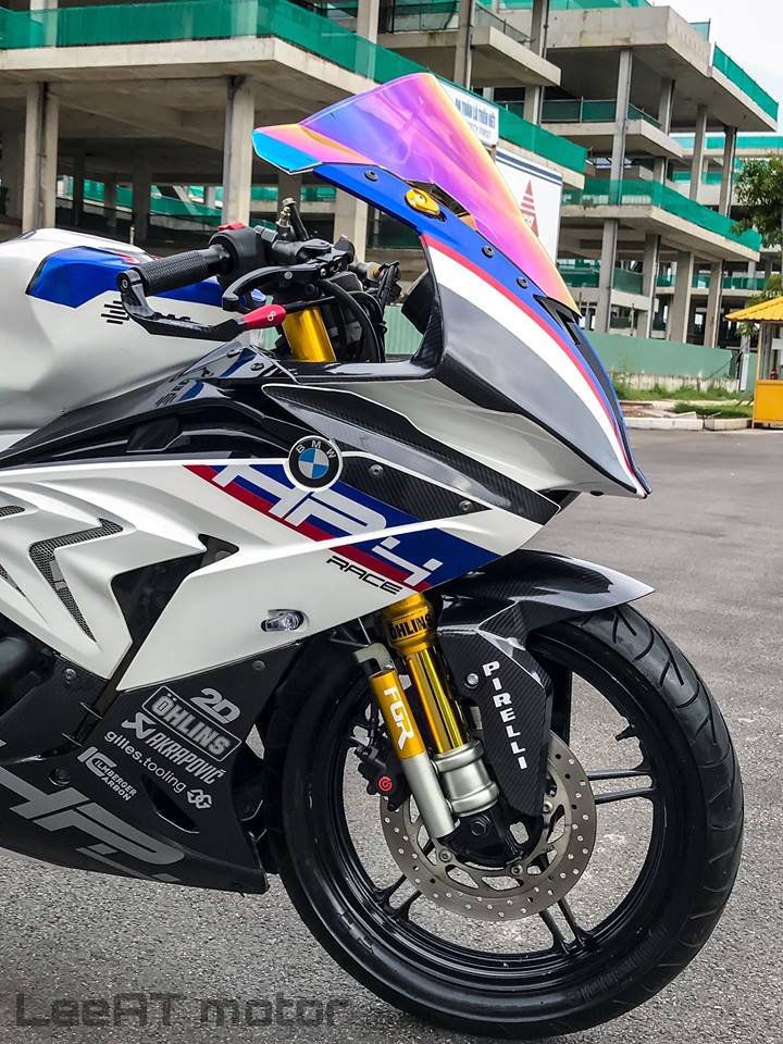 Ngoài mô phỏng ngoại hình của BMW HP4 Race. Chiếc Yamaha R15 V2 cũng được LEEAT Motor thay các trang bị nguyên bản bằng loạt đồ độ tự chế. Cặp phuộc trước của xe là bản sao của hệ thống phuộc hành trình ngược Ohlins FGR 300. Hệ thống phuộc này là trang bị tiêu chuẩn trên HP4 Race với giá trên thị tr Ngoài mô phỏng ngoại hình của BMW HP4 Race. Chiếc Yamaha R15 V2 cũng được LEEAT Motor thay các trang bị nguyên bản bằng loạt đồ độ tự chế. Cặp phuộc trước của xe là bản sao của hệ thống phuộc hành trình ngược Ohlins FGR 300. Hệ thống phuộc này là trang bị tiêu chuẩn trên HP4 Race với giá trên thị tr