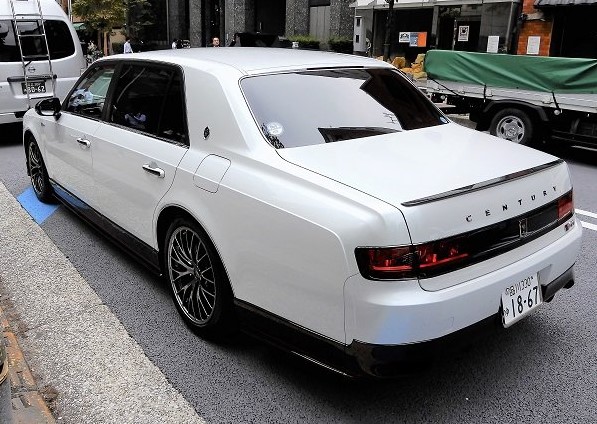 Trên cốp sau của chiếc Toyota Century GRMN có một cánh gió nhỏ