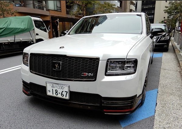 Chiếc Toyota Century GRMN lắp biển số đặc biệt