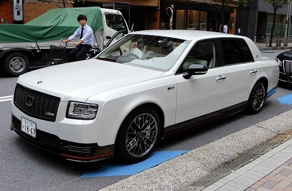 Trên đầu chiếc Toyota Century GRMN có đường kẻ đỏ làm điểm nhấn