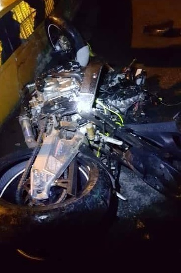 Chiếc BMW S1000R bị biến dạng sau vụ va chạm