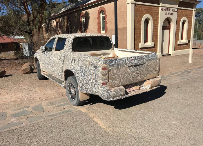 Mitsubishi Triton 2019 bất ngờ “lộ ảnh không che”