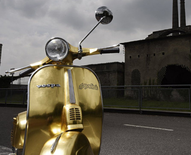 Phần đầu xe thể hiện rõ phiên bản đặc biệt Vespa Polini Phần đầu xe thể hiện rõ phiên bản đặc biệt Vespa Polini