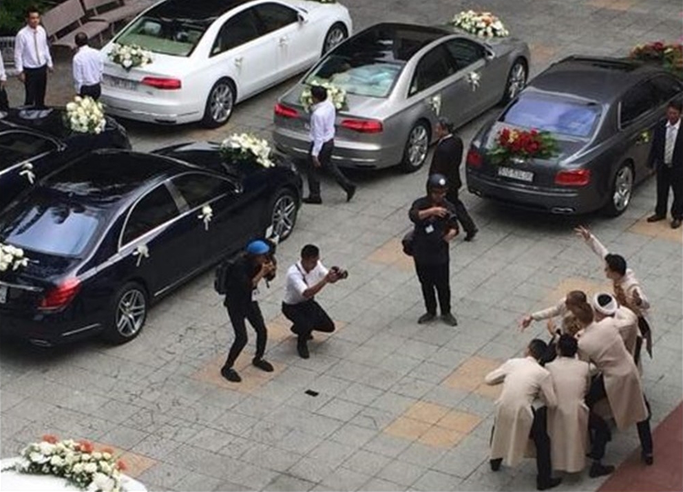 Dàn xe sang và xe siêu sang góp mặt trong ngày vui trọng đại của John Tuấn Nguyễn và Lan Khuê