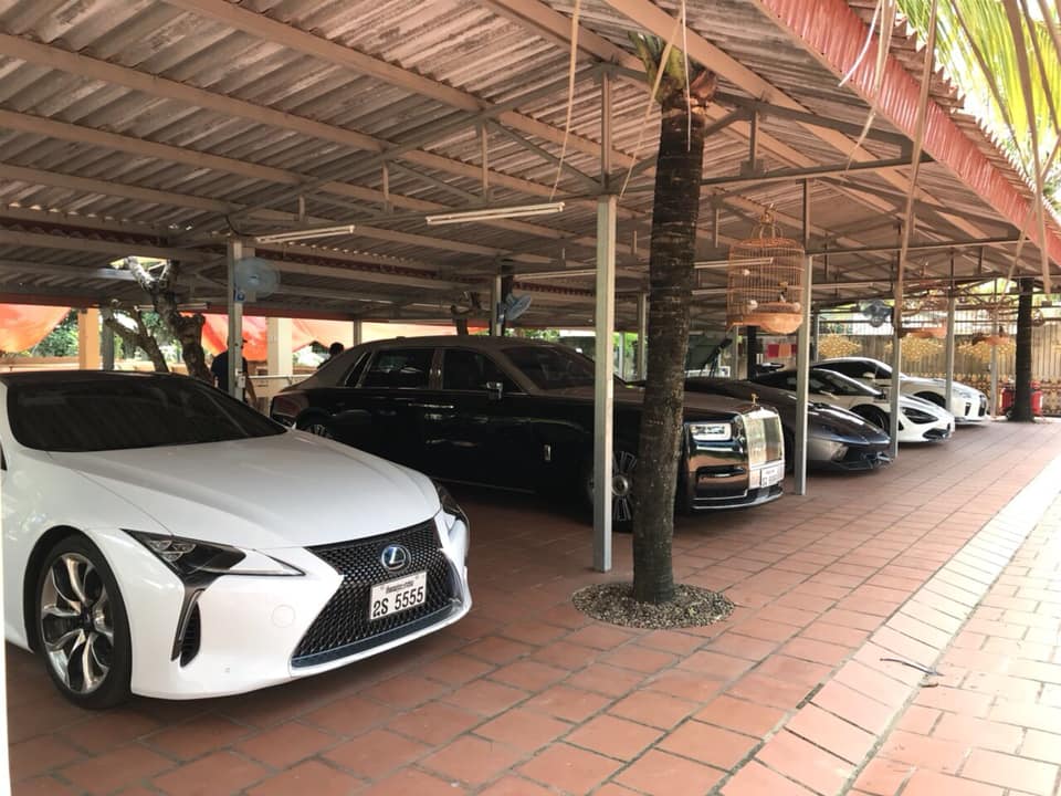 Chiếc xe siêu sang Rolls-Royce Phantom thế hệ thứ 8 của doanh nhân người Việt sinh sống tại Lào đỗ cùng 3 chiếc siêu xe và xe thể thao hạng sang Lexus LC500h
