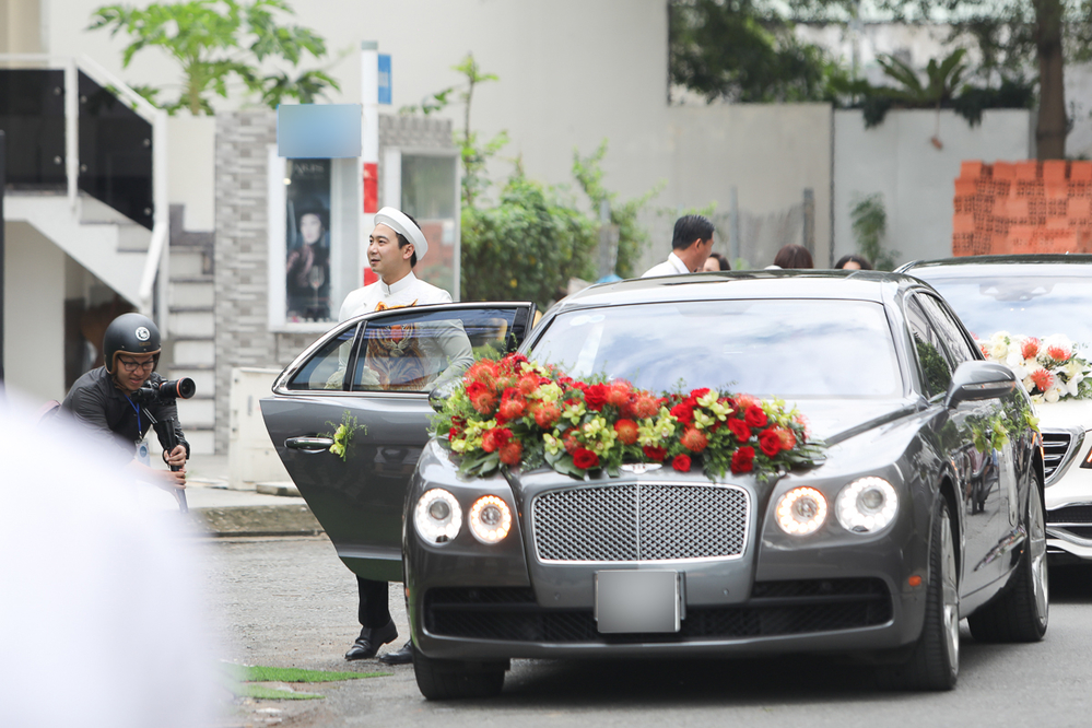 Xe siêu sang Bentley 10 tỷ đồng góp mặt trong buổi đính hôn của Hoa khôi Áo dài Việt Nam 2014