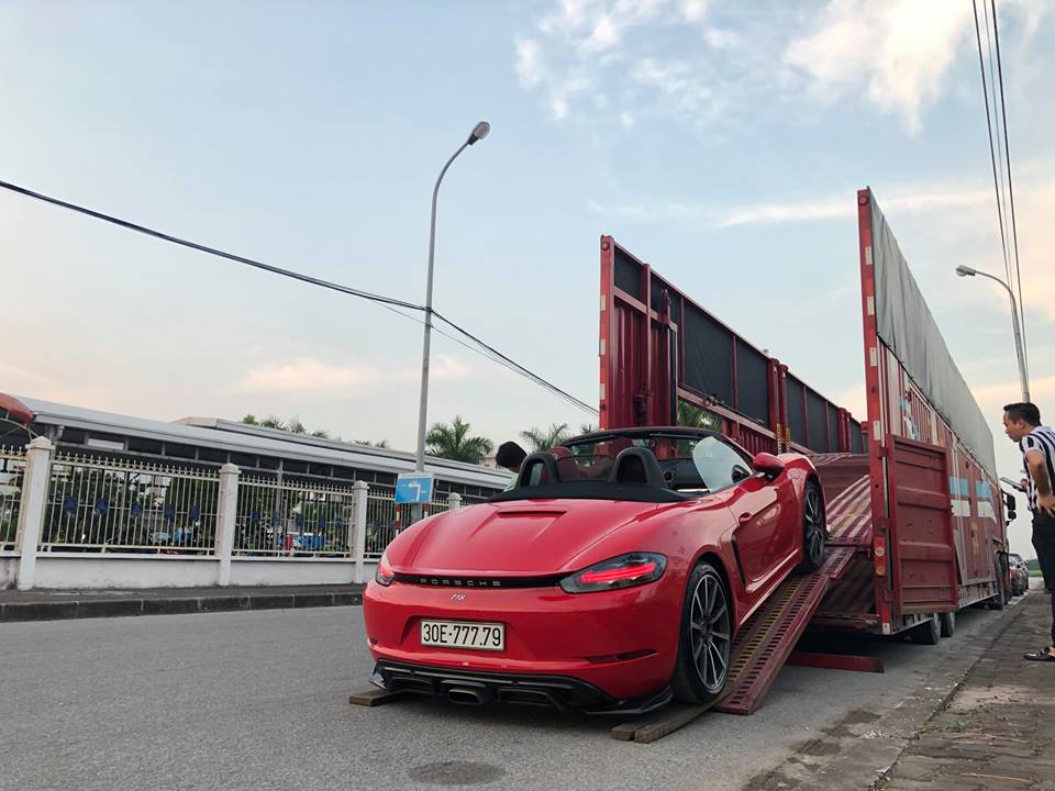 Porsche 718 Boxster Spyder màu đỏ mang biển kiểm soát tứ quý 7