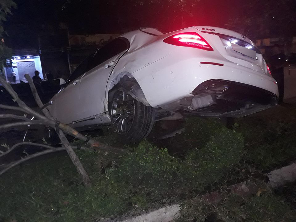 Chiếc Mercedes-Benz E250 hư hỏng nặng nề sau tai nạn kinh hoàng lúc rạng sáng 26/9/2018