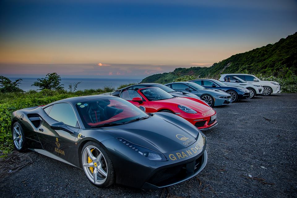 Đoàn xe của Adam Tour xếp hàng dài tại Sơn Trà