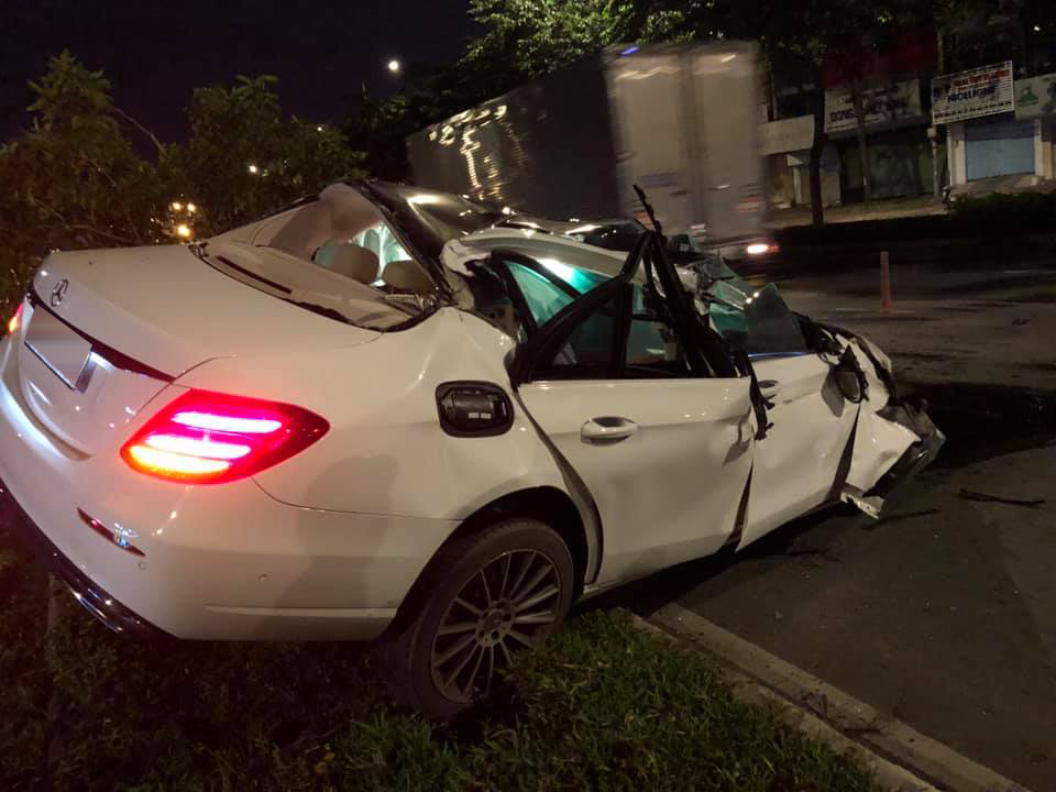 Nguyên nhân vụ tai nạn là do người điều khiển chiếc Mercedes-Benz E250 chạy tốc độ cao và tông vào xe container trước khi lật vài vòng trên đường Điện Biên Phủ