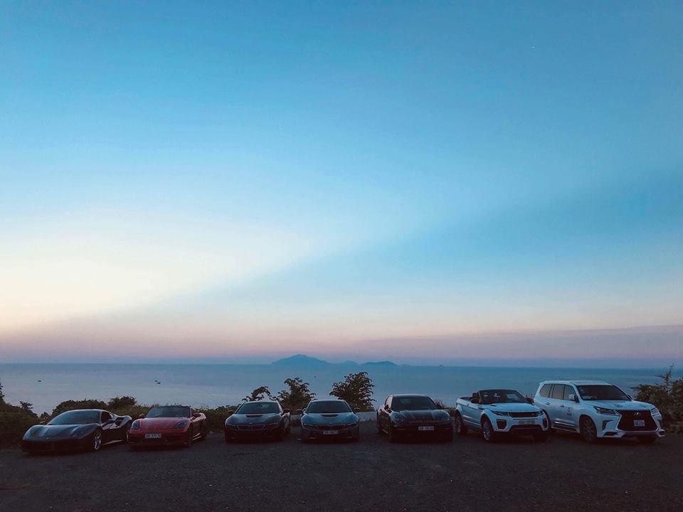 Lexus LX570 và Range Rover Evoque mui trần tông xuyệt tông màu trắng