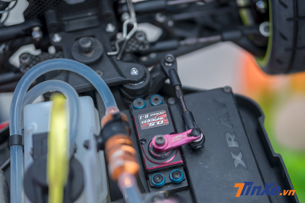 Các chi tiết của xe điều khiển từ xa phải đặt mua từ nước ngoài về,