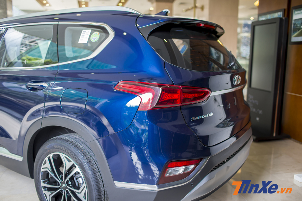 Hyundai Santa Fe 2019 còn được trang bị cánh gió trên cao.