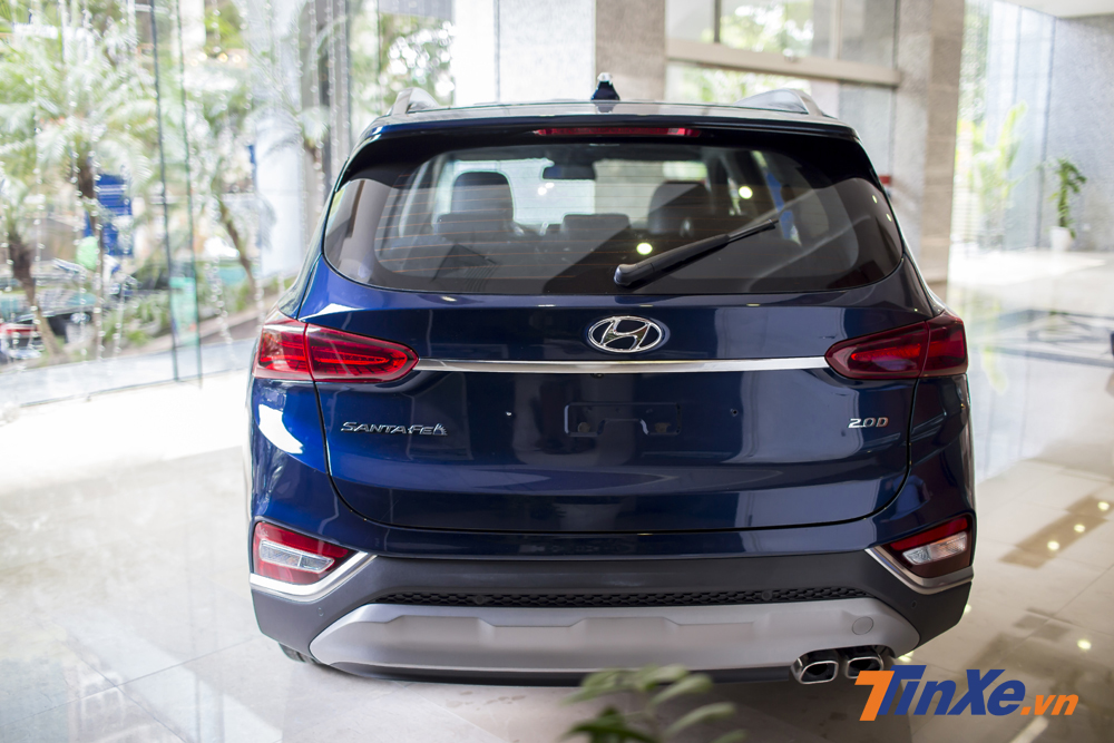 Phía sau đuôi xe là ống xả kép đặt lệch cùng cản sau màu sáng tương phản.