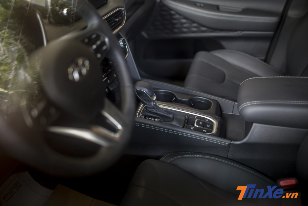 Hiện nay chưa rõ phiên bản của chiếc xe Hyundai Santa Fe 2019 được trưng bày tại Việt Nam. Nhưng Động cơ của Hyundai Santa Fe 2019 tại thị trường Indonesia là máy xăng 4 xi-lanh, dung tích 2,4 lít và máy dầu 4 xi-lanh, dung tích 2,2 lít. Công suất tối đa tương ứng của 2 động cơ này là 185 mã lực và 