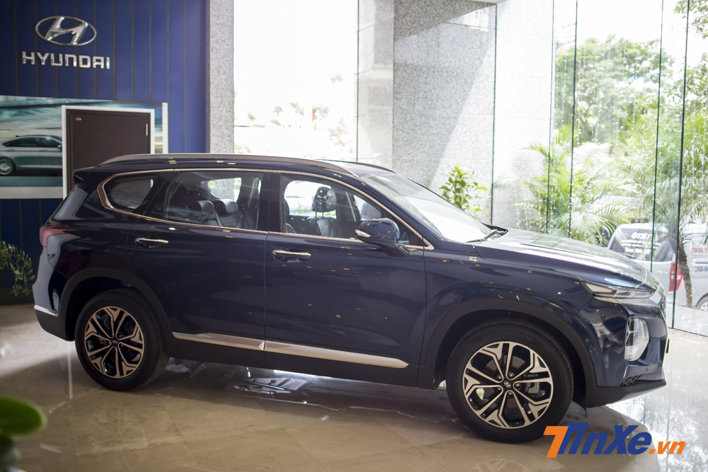 Hyundai Santa Fe 2019 sở hữu chiều dài tổng thể 4.770 mm, rộng 1.890 mm, cao 1.680 mm và chiều dài cơ sở 2.765 mm. So với phiên bản cũ, Hyundai Santa Fe 2019 dài hơn 70 mm và rộng hơn 10 mm trong khi chiều dài tổng thể tăng 65 mm.