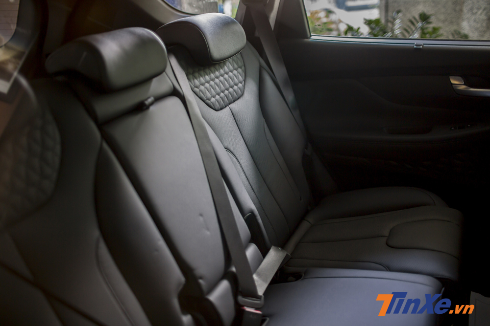 Ghế ngồi bên trong Hyundai Santa Fe 2019 cũng được thiết kế nhấn nhá với những hoa văn quả trám tạo cảm giác khá thể thao.