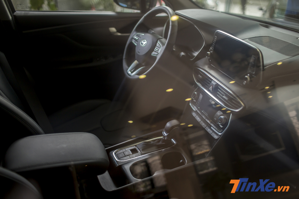 Bên trong Hyundai Santa Fe 2019 là không gian nội thất được bọc da lịch sự cùng nhiều trang thiết bị giải trí. Điển hình nhất có thể thấy màn hình trung tâm được đặt nổi lên trên, điều hoà tự động 2 vùng có lọc ion,...