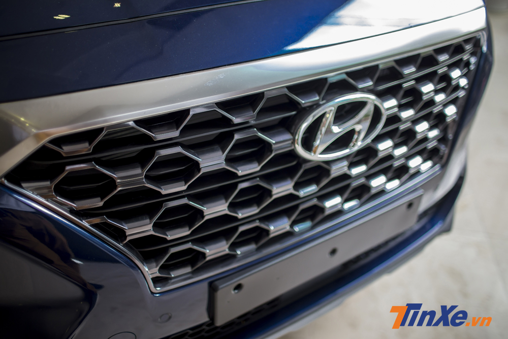 Lưới tản nhiệt cỡ lớn với thiết kế 3 chiều tạo cảm giác mạnh mẽ cho mẫu xe này.