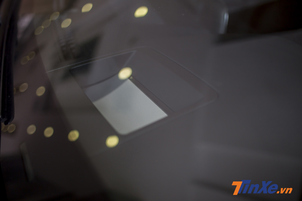 Màn hình hiển thị kính lái HUD cũng xuất hiện trên chiếc xe Hyundai Santa Fe 2019 đang được trưng bày tại Việt Nam.