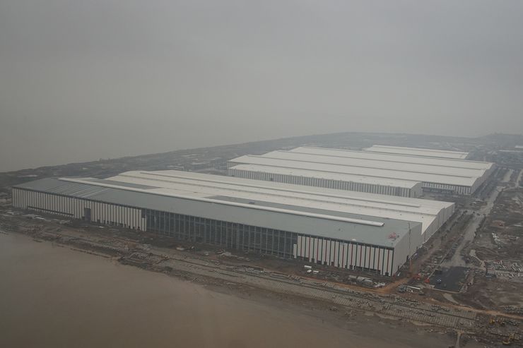 Phần lớn các khu xưởng trong nhà máy VinFast đều đã được dựng xong nhưng vẫn còn phải chờ lắp máy móc