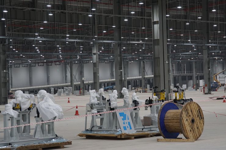 Xưởng thân vỏ với máy ép mua của hãng Schuler. 90% các máy móc trong nhà máy VinFast đều đến từ Đức hoặc Úc