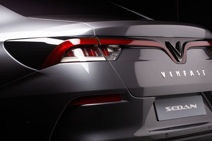 Cụm đèn hậu nối liền với nhau của VinFast Sedan