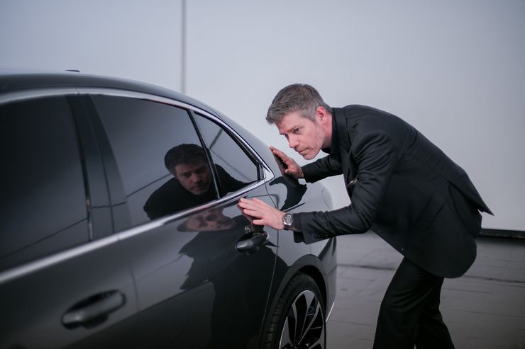 Ông David Lyon đang ngắm đường viền cửa sổ của VinFast Sedan