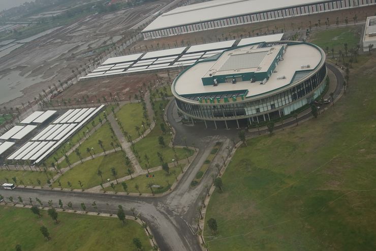 Tòa nhà điều hành hình tròn nằm trước khu xưởng sản xuất