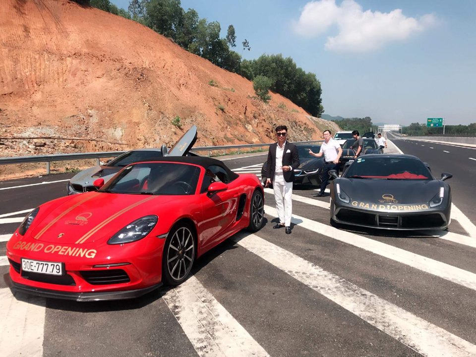 Điểm khác biệt của hành trình này chính là thời gian tổ chức ngắn và những người tham dự phải mặc đồ vest lịch lãm khi lái xe