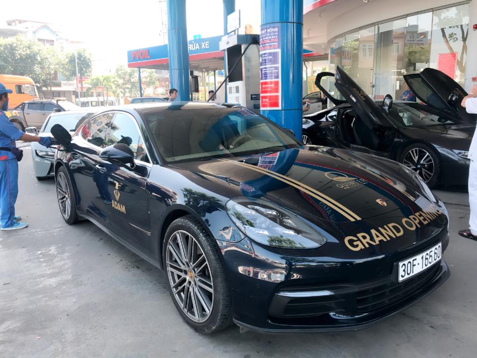 Sedan hạng sang Porsche Panamera cũng tham dự vào hành trình siêu xe của các quý ông Adam Tour