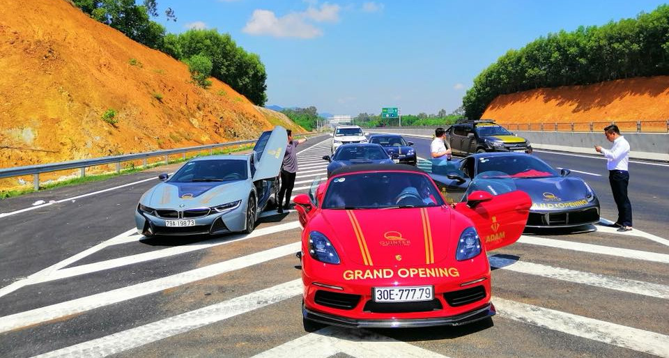 Dàn siêu xe và xe thể thao của các quý ông Adam Tour rồng rắn di chuyển về Nha Trang