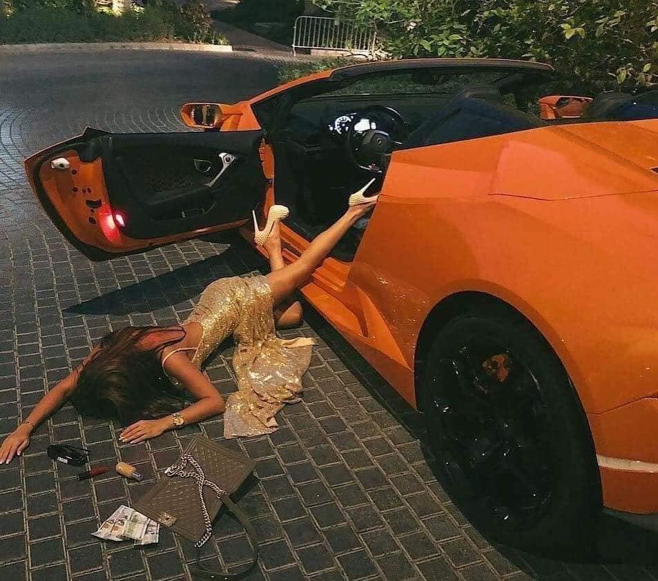 Hot girl ngã sấp mặt bên Lamborghini Huracan mui trần màu cam