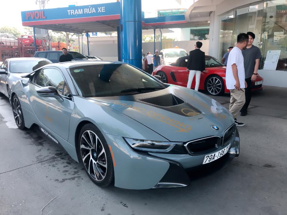 1 trong 2 chiếc BMW i8 tham dự vào hành trình Adam Tour mang biển kiểm soát Khánh Hoà