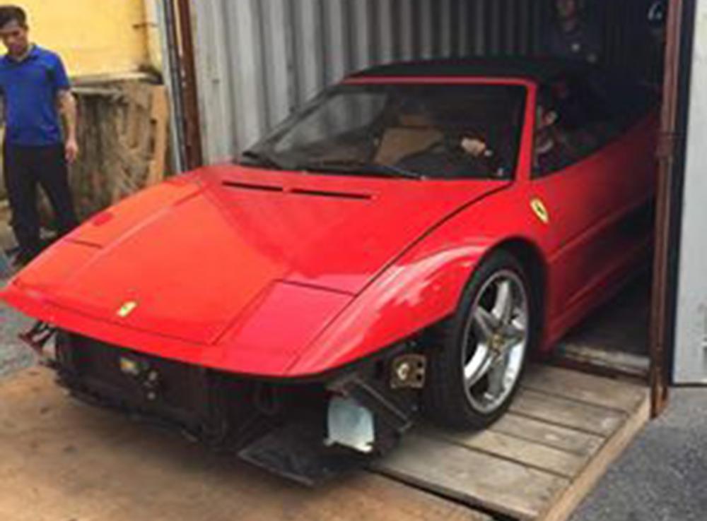 Phần cản va trước của siêu xe Ferrari 355 Spider nhập lậu về cảng Hải Phòng đã được tháo bỏ Phần cản va trước của siêu xe Ferrari 355 Spider nhập lậu về cảng Hải Phòng đã được tháo bỏ