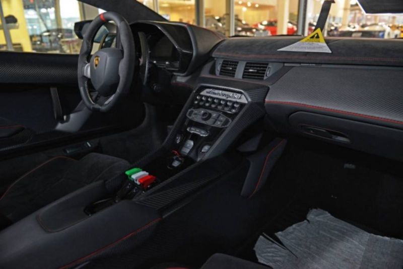 Nội thất chiếc Lamborghini Veneno Coupe đang rao bán 221 tỷ đồng