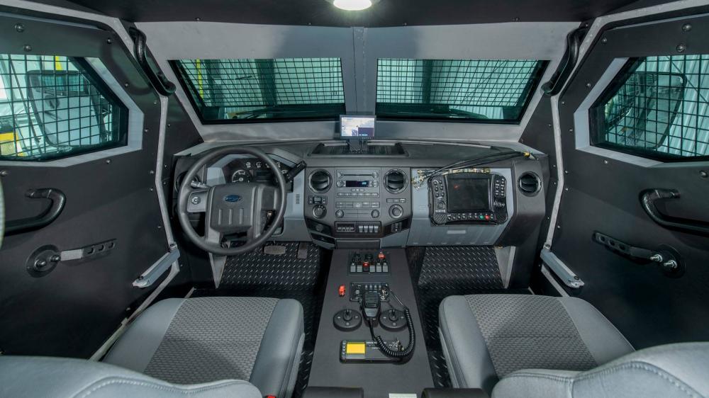 Khoang lái của Roshel Senator