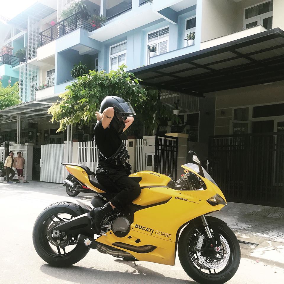 Cô gái đến từ Huế nổi tiếng từ sớm khi sở hữu nhiều mẫu xe mô tô của Ducati
