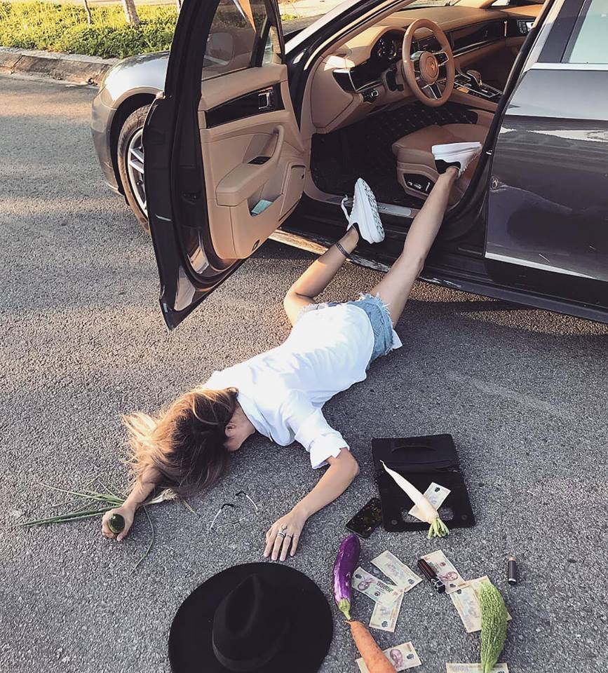 Một số phụ kiện khác trong bức ảnh của nữ biker Huế khi ngã sấp mặt còn có cả tiền, dưa leo, cà tím, khổ qua và cả hành lá