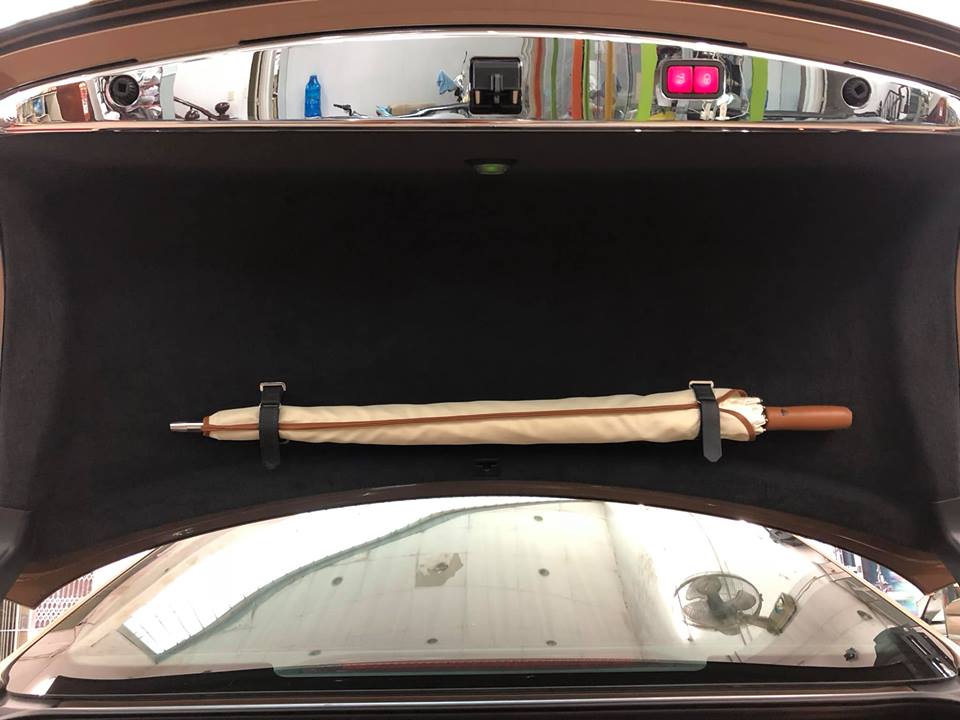 Cây dù hàng thửa theo xe cũng có màu nâu nhạt