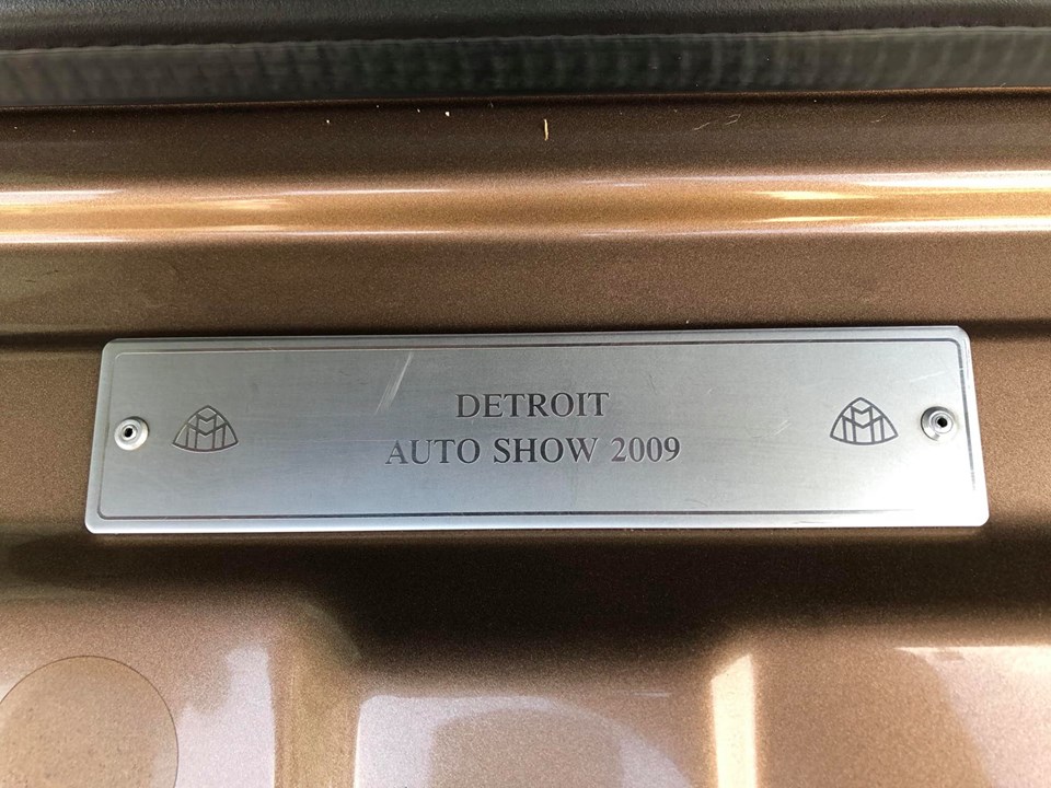 Chiếc xe siêu sang Maybach 57S màu đồng độc nhất Việt Nam còn có huy hiệu Detroit Auto Show 2009