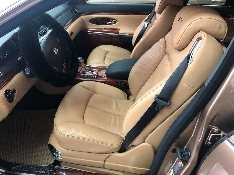 Bên trong khoang lái chiếc xe siêu sang Maybach 57S còn có nội thất màu nâu nhạt khá hợp với màu sơn của xe