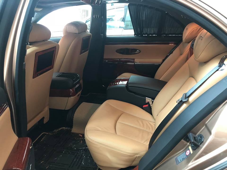 Xe được trang bị rèm ở các cửa sổ