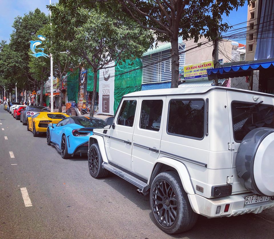 Mercedes-Benz G63 AMG màu trắng với gói độ body kit Brabus hầm hố Mercedes-Benz G63 AMG màu trắng với gói độ body kit Brabus hầm hố